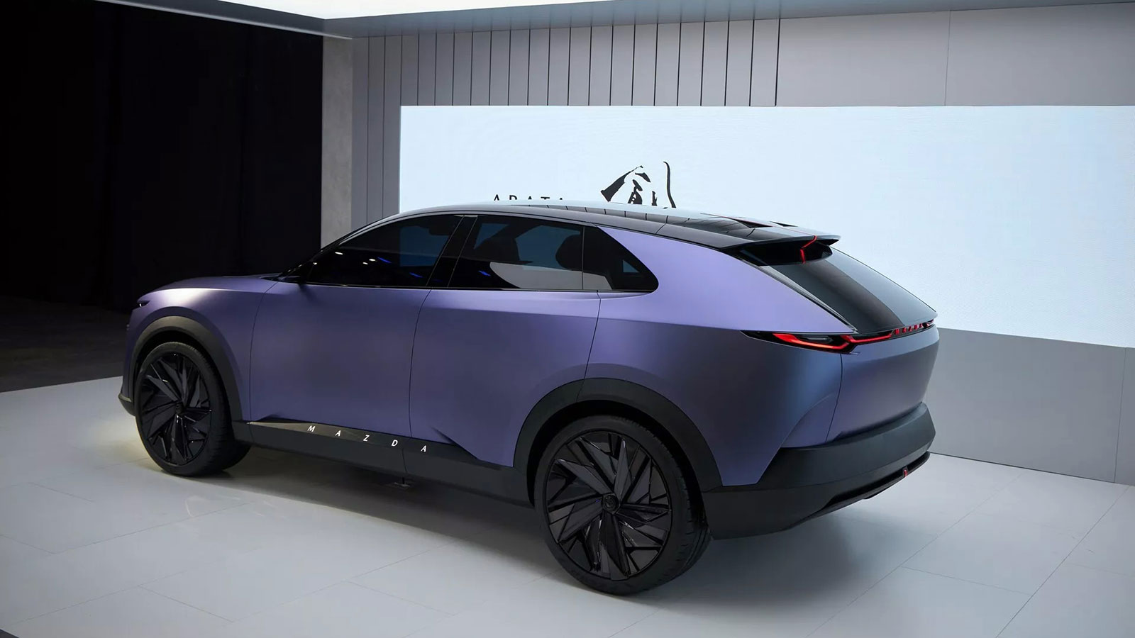 Η Mazda αποκάλυψε το πρώτο teaser του νέου της ηλεκτρικού SUV 